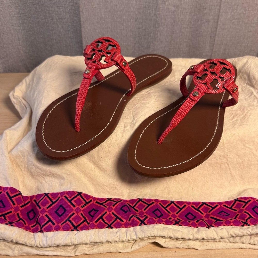 Tory Burch Mini Miller Flat Thong Micro Tejus Print Leather Sandals. Size 8